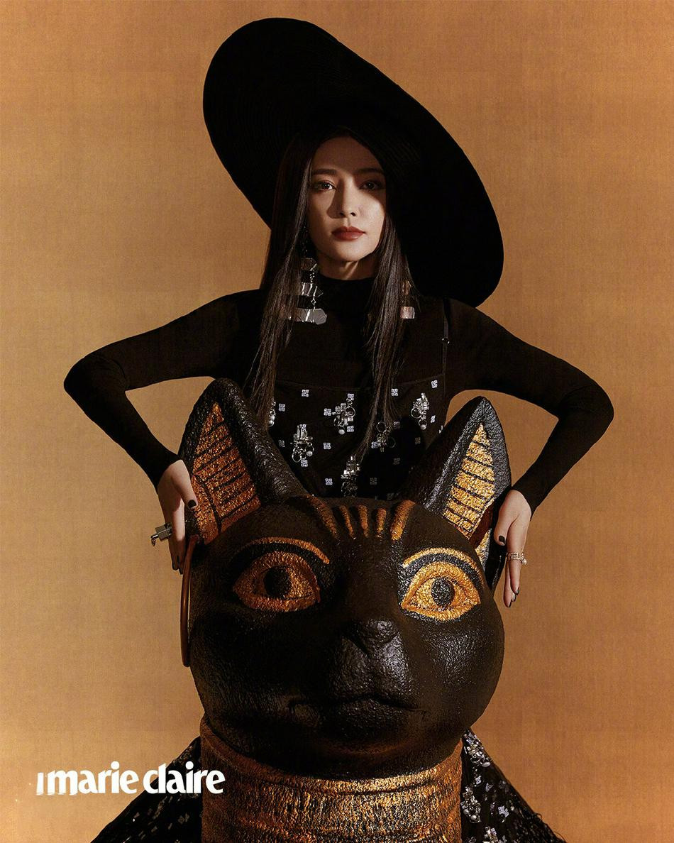 Trong bộ ảnh, người đẹp 7x xuất hiện trong trang phục hiện đại, nhưng các yếu tố khác như màu sắc, phông nền và cả bức tượng tượng mèo đen - linh vật quen thuộc của Ai Cập cổ tạo ra bầu không khí cổ điển đậm chất phương Đông.