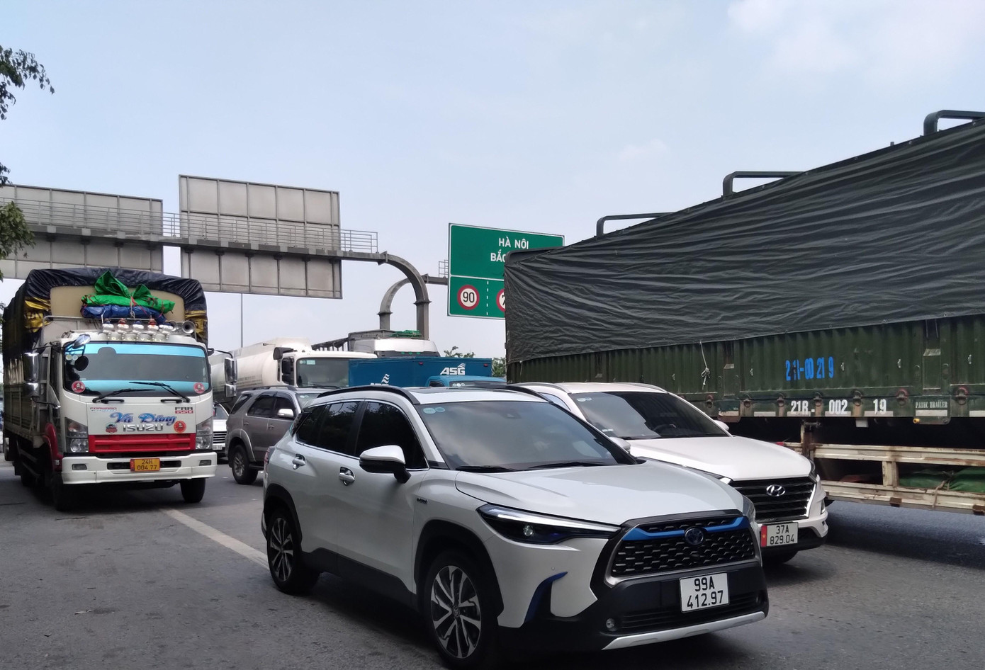 Đến 17h30, đại diện lực lượng chốt chặn ở cầu Phù Đổng cho biết lượng xe đã được giải tỏa khá nhiều, giảm bớt áp lực ùn tắc giao thông. Ảnh: Ngân Hà Đến 17h30, đại diện lực lượng chốt chặn ở cầu Phù Đổng cho biết lượng xe đã được giải tỏa khá nhiều, giảm bớt áp lực ùn tắc giao thông. Ảnh: Ngân Hà