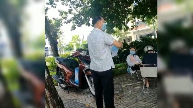 Người đàn ông xé biên bản xử phạt vợ vì vi phạm quy định giãn cách xã hội trước mặt tổ công tác. Ảnh cắt từ clip