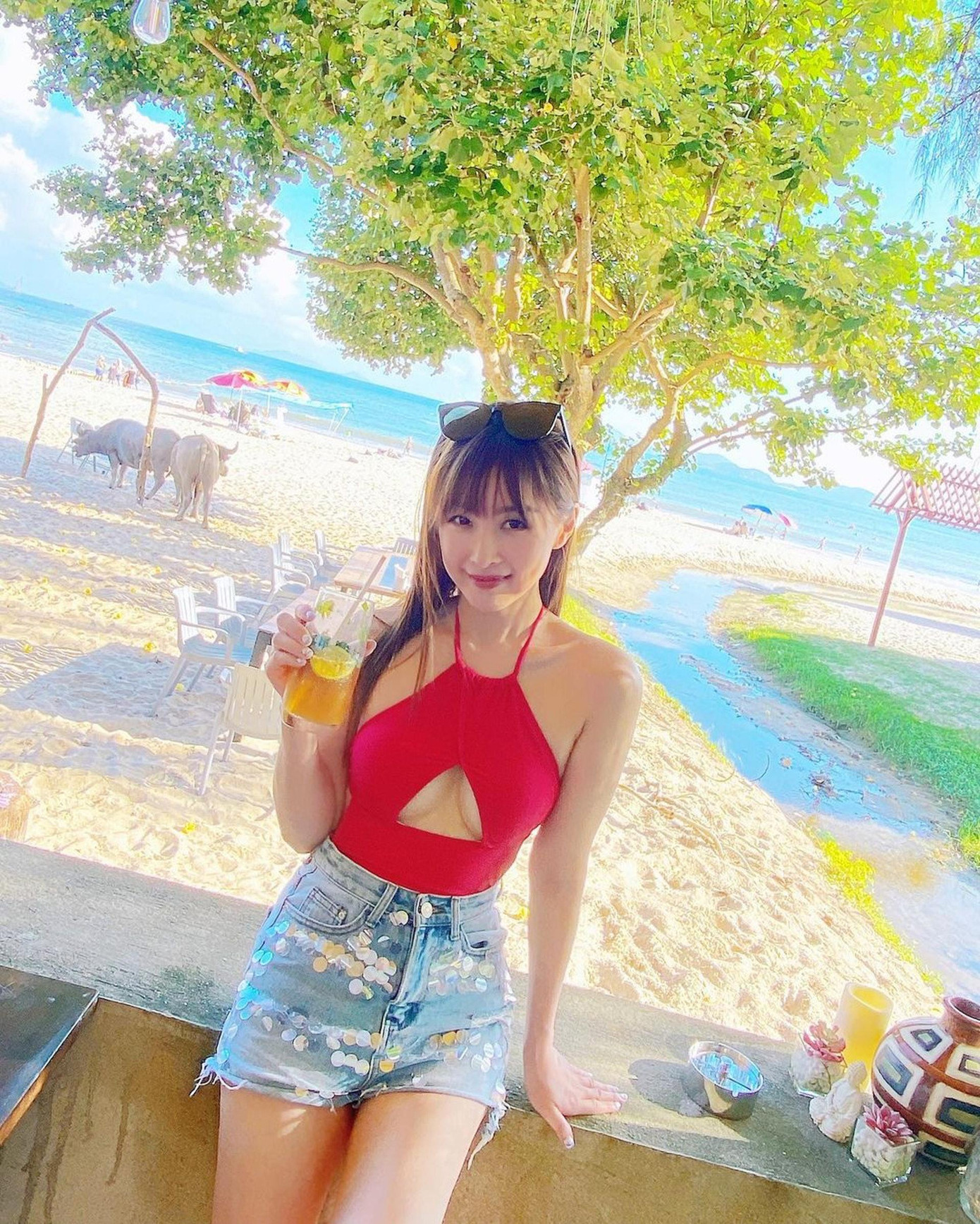 Nhạc Đồng khoe vòng một &quot;bốc lửa&quot; với áo tắm đỏ. Cô sinh năm 1986 là cựu nữ diễn viên, ca sĩ, người mẫu Hong Kong, hiện đang làm kinh doanh.