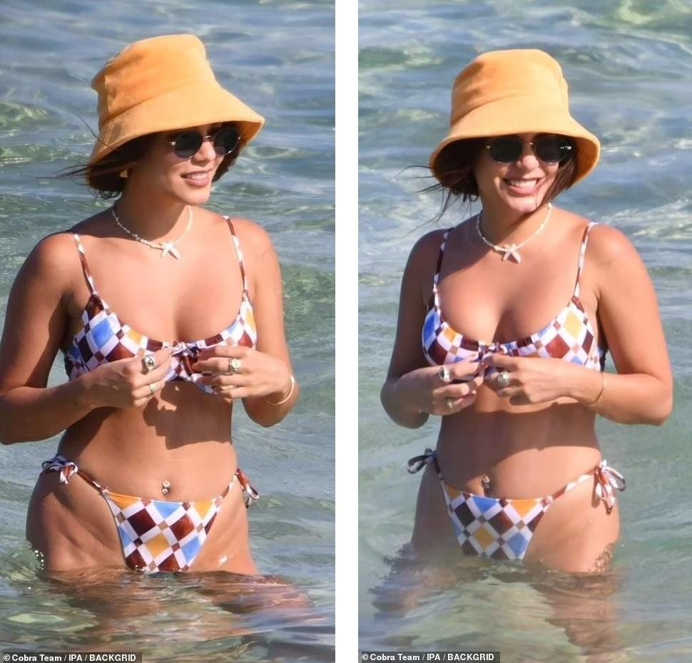 Mỹ nhân &quot;High School Musical&quot; mặc bikini dây họa tiết nhiều màu sắc, kết hợp rất nhiều trang sức lấp lánh trên người, mũ xô màu vàng và kính râm, tạo nên một tổng thể bắt mắt và rất mùa hè.