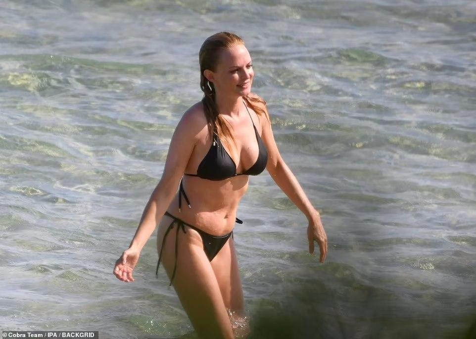 Không màu sắc như Vanessa, Heather Graham &quot;thả dáng&quot; trong bộ bikini đen bé xíu.