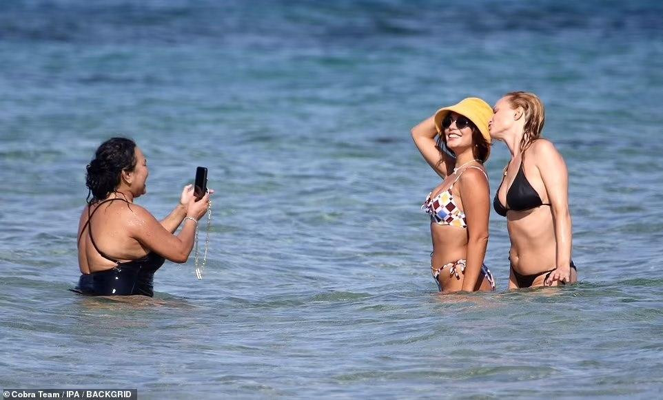 Bất chấp khoảng cách tuổi tác, bộ đôi mỹ nhân Hollywood có mối quan hệ bạn bè thân thiết. Trong thời gian ở Italia, hai người thường xuyên được nhìn thấy xuất hiện cùng nhau.