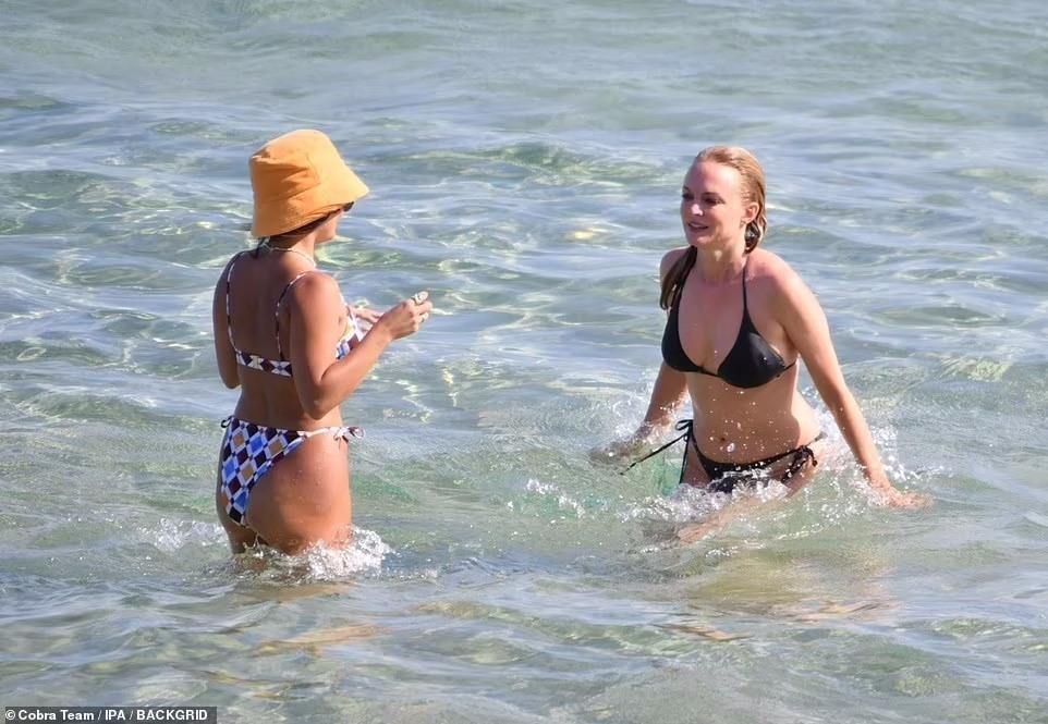 Ở tuổi 51, ngôi sao &quot;Ba chàng ngự lâm&quot; vẫn giữ được thân hình thon thả, căng tràn.