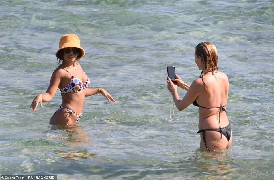 Được biết, cô cùng đồng nghiệp hơn 19 tuổi Heather đến Cagliari để tham dự Liên hoan phim Italia 2021. Hai nữ diễn viên Mỹ tranh thủ thời gian rảnh tận hưởng không khí biển.