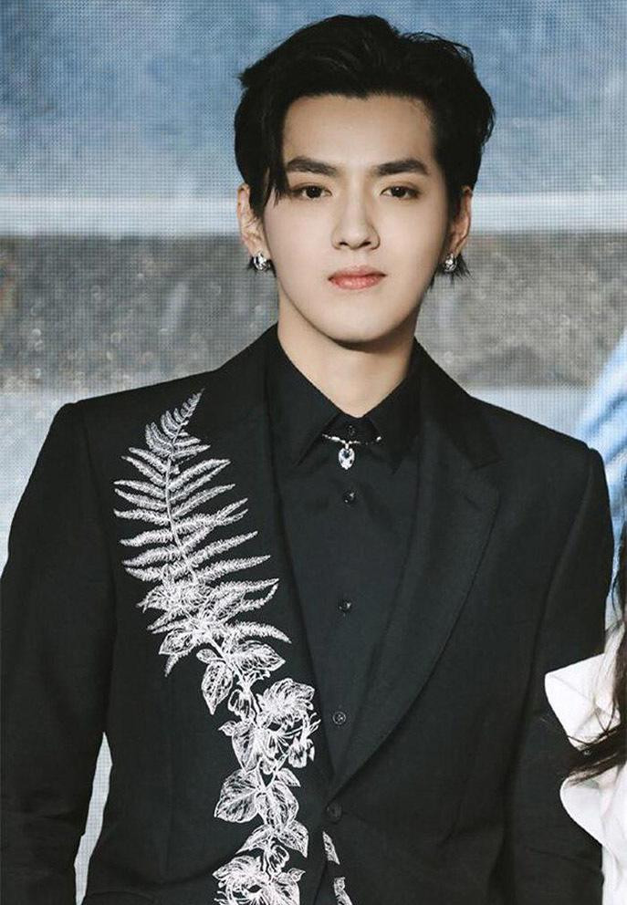 Trịnh Sảng bị tố lợi dụng bê bối tình dục liên quan đến các cô gái ở độ tuổi vị thành niên của Ngô Diệc Phàm để tìm cơ hội tái xuất showbiz. Trịnh Sảng bị tố lợi dụng bê bối tình dục liên quan đến các cô gái ở độ tuổi vị thành niên của Ngô Diệc Phàm để tìm cơ hội tái xuất showbiz.