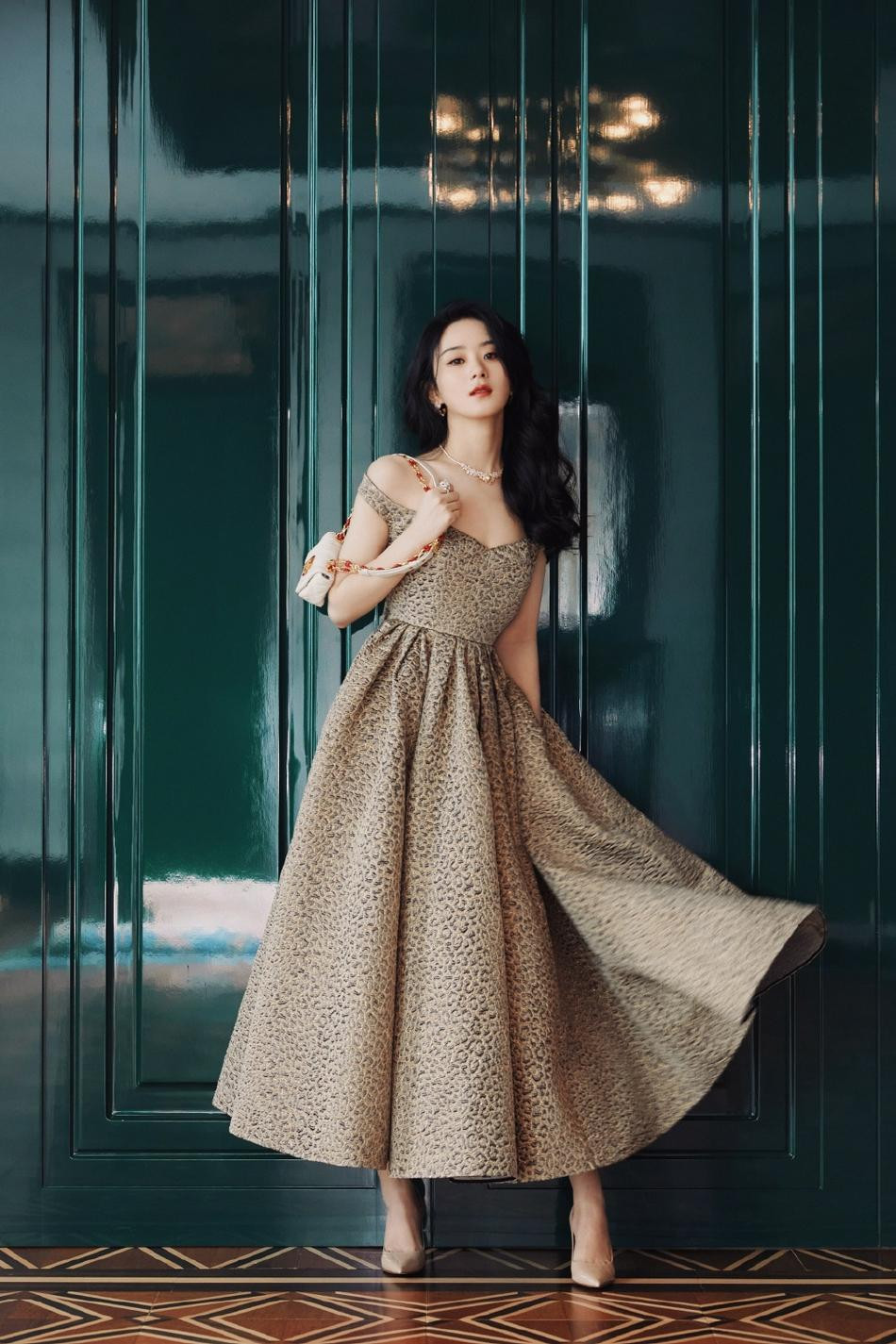 Sắp tới, người đẹp có hai phim ra mắt công chúng là “Hạnh Phúc đến Vạn gia” và “Ai là sát thủ”.