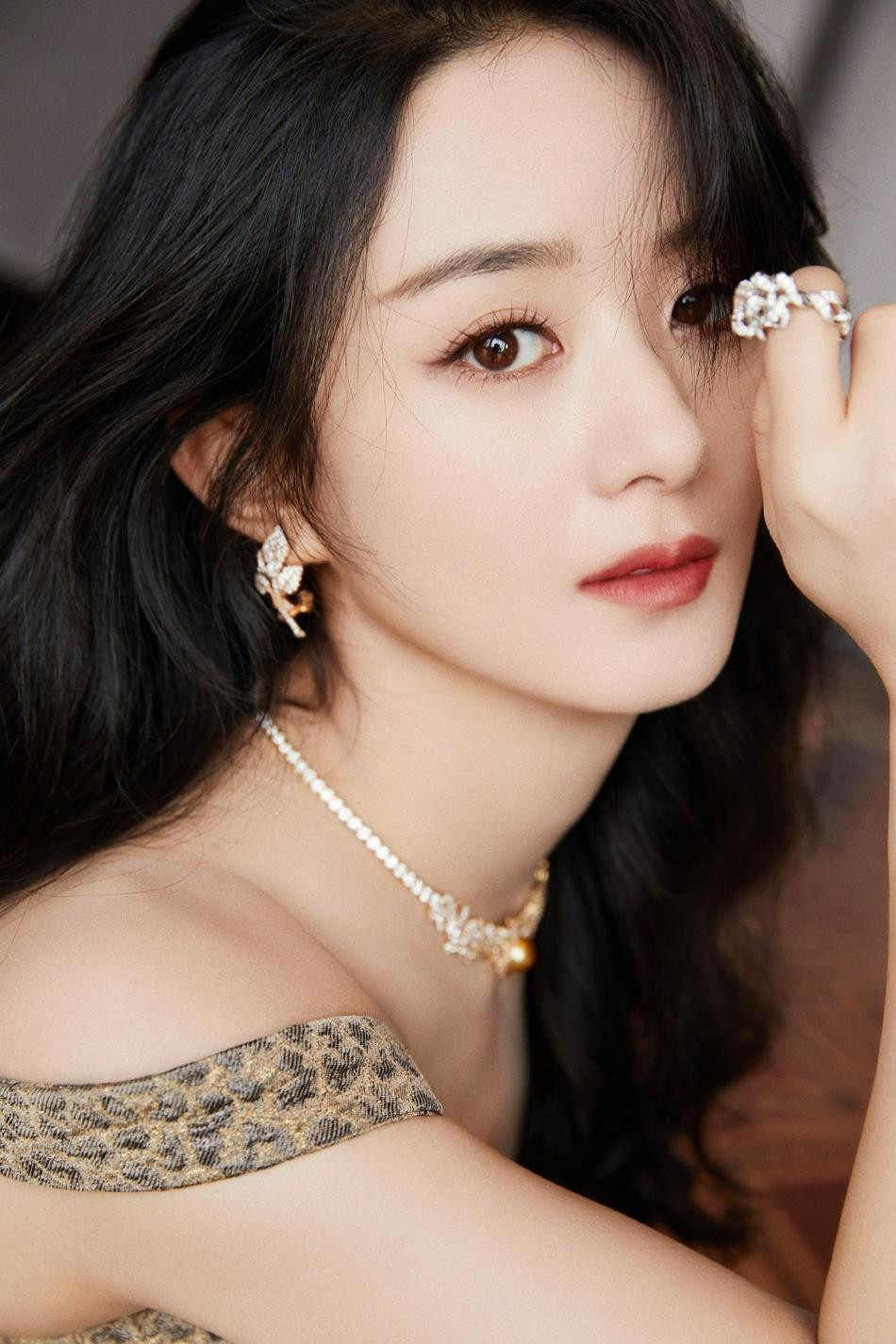 Kết thúc cuộc hôn nhân 3 năm với Phùng Thiệu Phong, Triệu Lệ Dĩnh dồn hết sự tập trung vào công việc. Cô tham gia nhiều show truyền hình, sự kiện, chụp ảnh tạp chí... Tần suất phủ sóng truyền thông dày đặc.