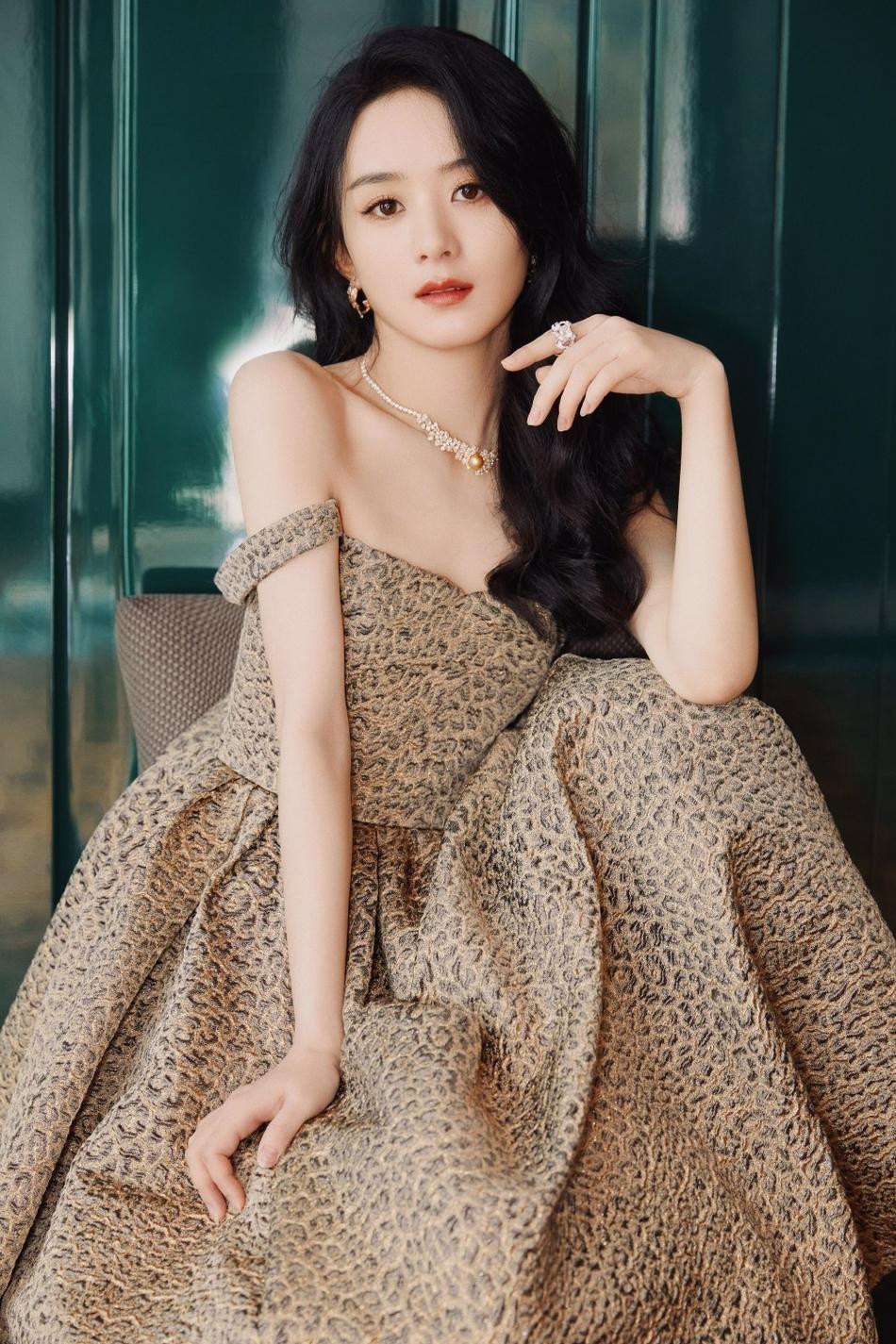 Sau sự kiện, studio của Triệu Lệ Dĩnh tung bộ ảnh hậu trường mãn nhãn. Nhan sắc yêu kiều cộng với diễn xuất ổn định, không khó hiểu khi vợ cũ Phùng Thiệu Phong là mỹ nhân đắt giá nhất nhì C-biz hiện nay.