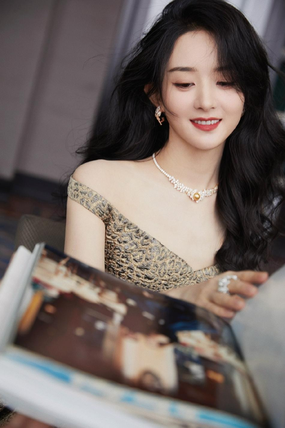 Ngoài ra, mới đây, Triệu Lệ Dĩnh nhận được nhiều lời ca tụng từ dân mạng vì cùng dàn sao Hoa ngữ kịp thời quyên góp hỗ trợ người dân vùng lũ ở Hà Nam, Trung Quốc. Được biết, cô quyên 1 triệu tệ (3,5 tỷ đồng).