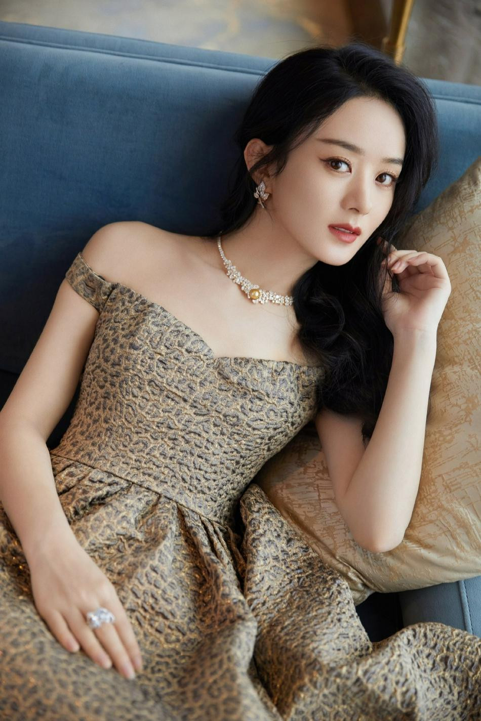 Ưu ái sự nghiệp, nàng &quot;Tiểu Cốt&quot; không quên tranh thủ thời gian về Thượng Hải thăm con trai. Điều này giúp cô có được thiện cảm lớn từ cộng đồng mạng, khác hẳn với Dương Mịch bị &quot;ném đá&quot; vì mải mê công việc và yêu đương mà bỏ bê con gái cho chồng cũ Lưu Khải Uy.