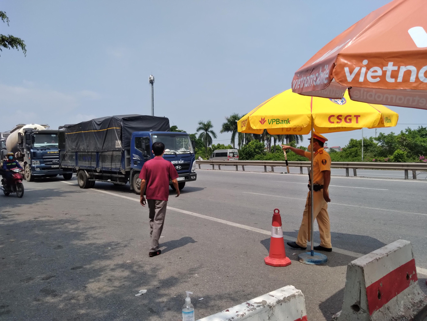 Đến khoảng 17h, để giải tỏa nhanh tình trạng ùn ứ kéo dài, lực lượng chức năng phải phân luồng các phương tiện. Chỉ phương tiện nào vào nội thành Hà Nội mới được yêu cầu khai báo y tế và đo thân nhiệt với lái xe. Một số xe tải, container được xác định rẽ sang Hải Phòng không bắt buộc thực hiện kiểm dịch theo quy định. Ảnh: Ngân Hà Đến khoảng 17h, để giải tỏa nhanh tình trạng ùn ứ kéo dài, lực lượng chức năng phải phân luồng các phương tiện. Chỉ phương tiện nào vào nội thành Hà Nội mới được yêu cầu khai báo y tế và đo thân nhiệt với lái xe. Một số xe tải, container được xác định rẽ sang Hải Phòng không bắt buộc thực hiện kiểm dịch theo quy định. Ảnh: Ngân Hà