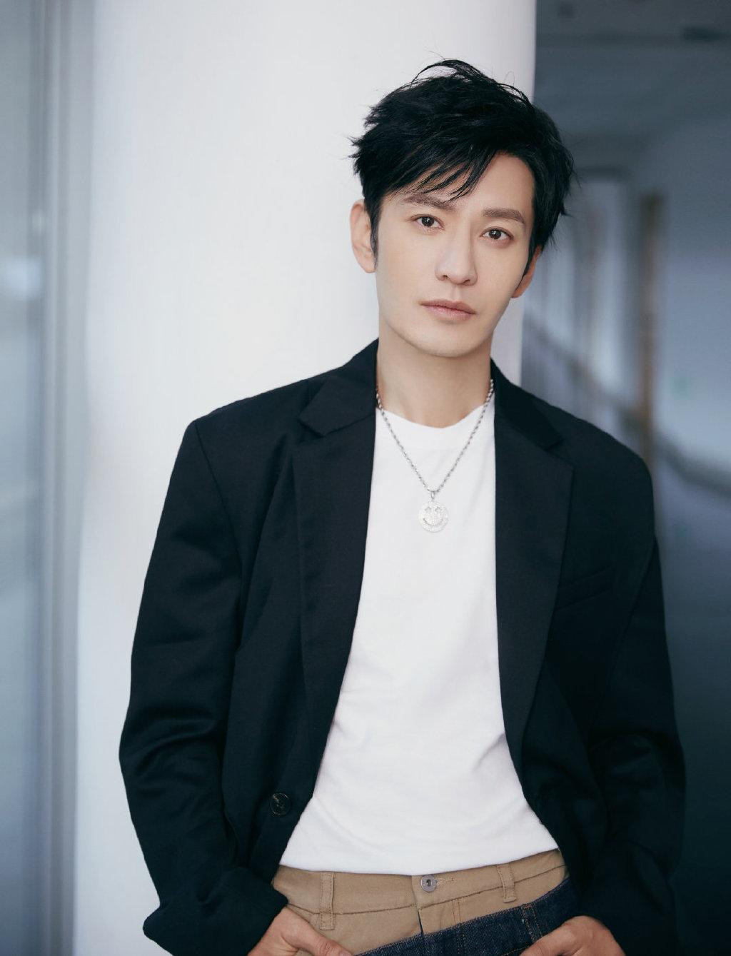 Huỳnh Hiểu Minh quyên góp vật tư.