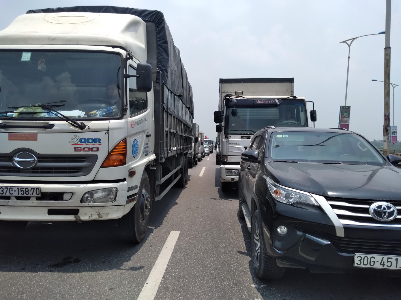 Bắt đầu từ gần 11h trưa nay, trên cao tốc hướng Lạng Sơn-Hà Nội, tình trạng các phương tiện giao thông ùn tắc nghiêm trọng từ đầu cầu Phù Đổng (huyện Gia Lâm, TP Hà Nội) kéo dài gần 10km, đến tận địa phận huyện Tiên Du, tỉnh Bắc Ninh. Ảnh Ngân Hà Bắt đầu từ gần 11h trưa nay, trên cao tốc hướng Lạng Sơn-Hà Nội, tình trạng các phương tiện giao thông ùn tắc nghiêm trọng từ đầu cầu Phù Đổng (huyện Gia Lâm, TP Hà Nội) kéo dài gần 10km, đến tận địa phận huyện Tiên Du, tỉnh Bắc Ninh. Ảnh Ngân Hà