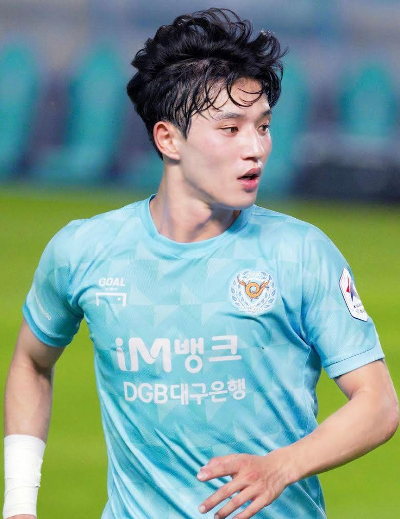 Cộng đồng mạng Hàn Quốc đang lan truyền những hình ảnh của một nam cầu thủ sở hữu ngoại hình điển trai, không thua kém bất kỳ mỹ nam showbiz nào.