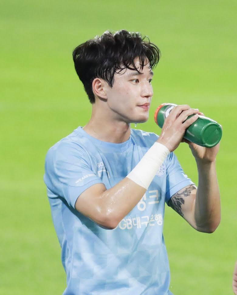 Rất nhiều bình luận khen ngợi ngoại hình của nam cầu thủ Hàn Quốc: &quot;Anh ấy hoàn toàn có thể gia nhập nhóm nhạc thần tượng&quot;, &quot;Tôi muốn kết hôn với anh ấy&quot;, &quot;1997 là một năm tuyệt vời&quot;...