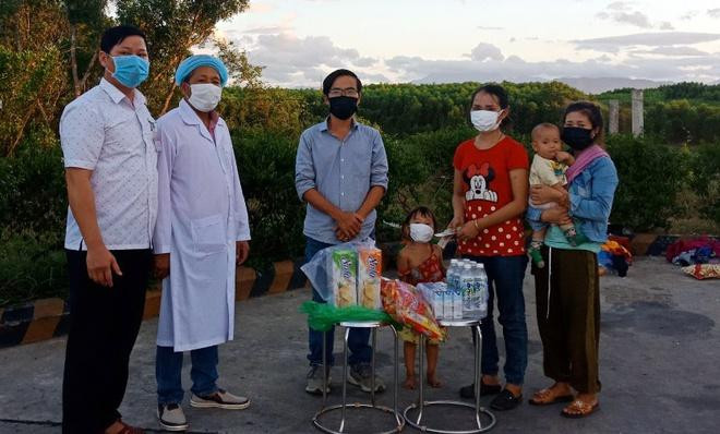 Hai người vợ và ba cháu nhỏ bị "bỏ quên" vì nhầm lẫn hi hữu. Ảnh: Zing