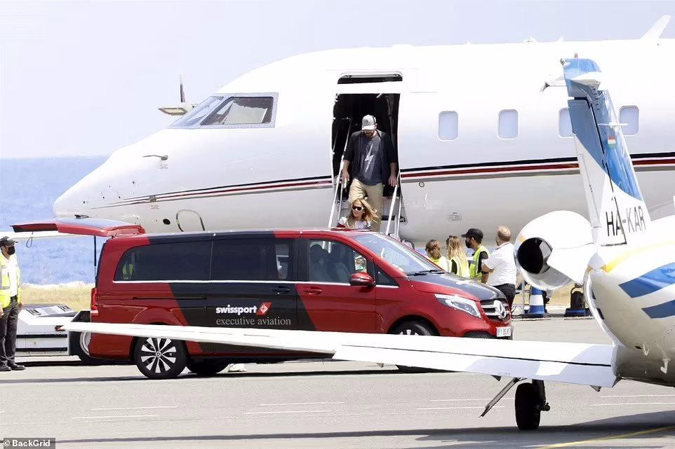 Trước đó, họ đến Pháp trên chuyên cơ riêng, với chi phí ước tính khoảng 200.000 USD (4,6 tỷ đồng). Không rõ ai chi trả cho chuyến đi đắt đỏ này. Được biết, Ben sở hữu khối tài sản 150 triệu USD, trong khi Jennifer có đến 400 triệu USD.