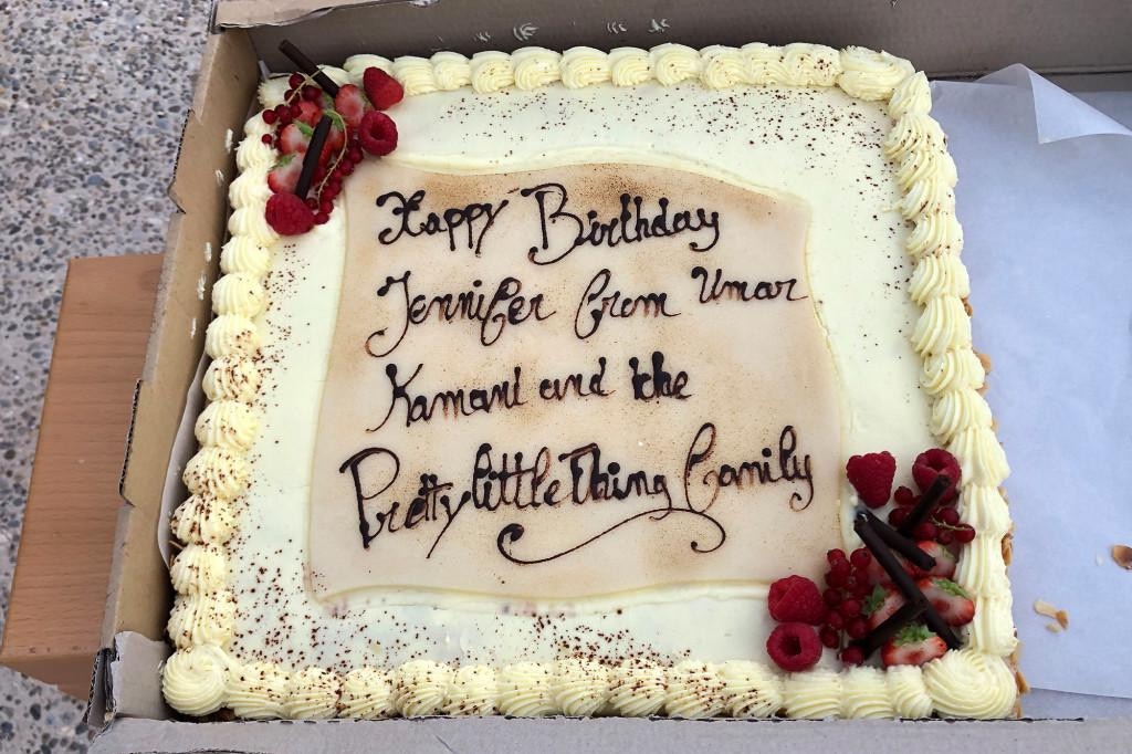 Tài tử &quot;Batman&quot; chuẩn bị bó hoa lớn và bánh kem cho sinh nhật của JLo.