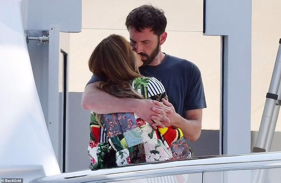 Cặp đôi vừa tái hợp vài tháng sau 17 năm &quot;đường ai nấy đi&quot;. Họ từng đính hôn vào tháng 11/2002, nhưng không rõ lý do gì đã chia tay vào tháng 1/2004.