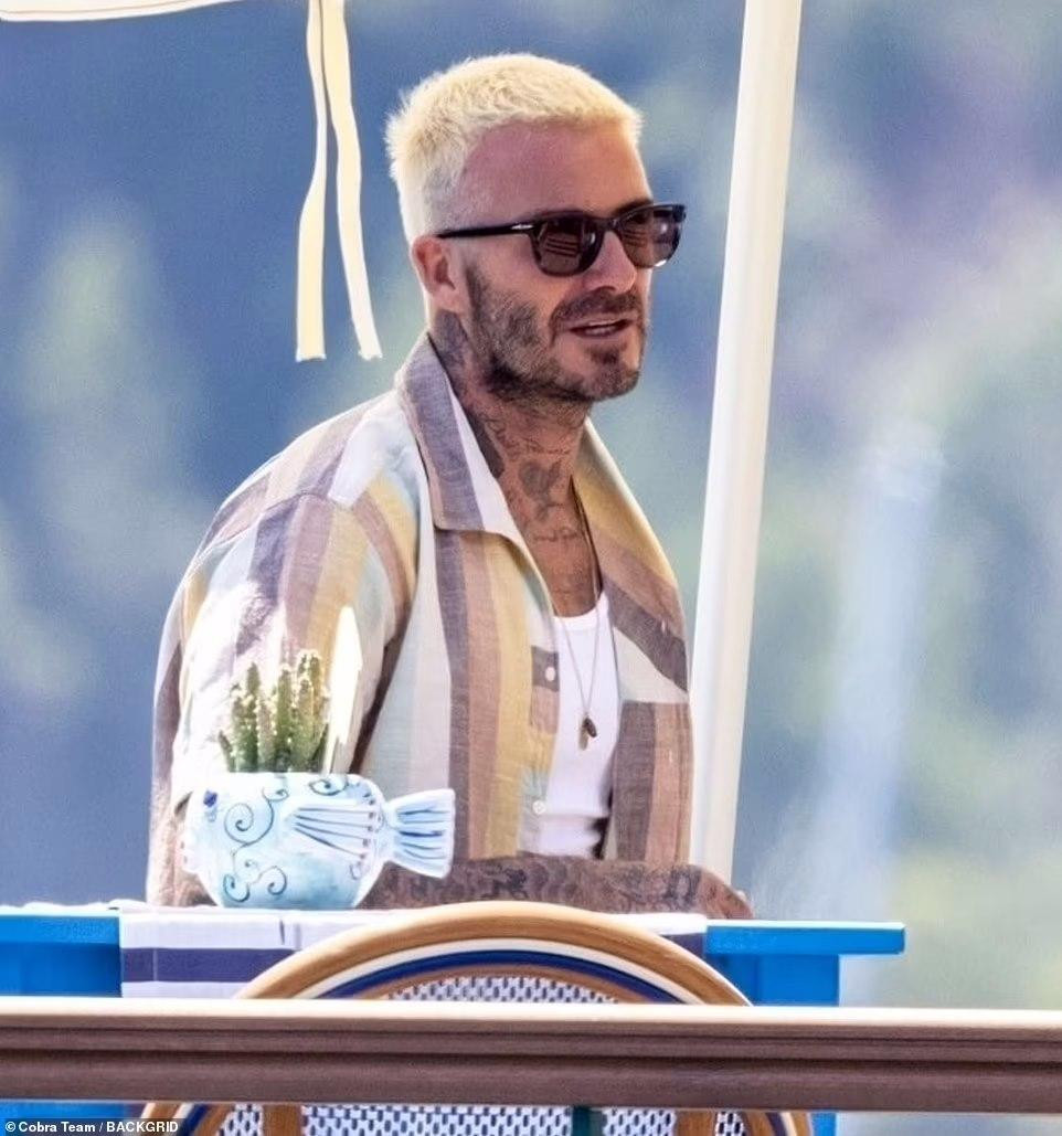 Khác với vẻ lịch lãm thường thấy, Beckham lựa chọn trang phục đi biển thoải mái, màu sắc để lộ hình xăm kín cơ thể. Ở tuổi 46, anh vẫn rắn rỏi, nam tính.