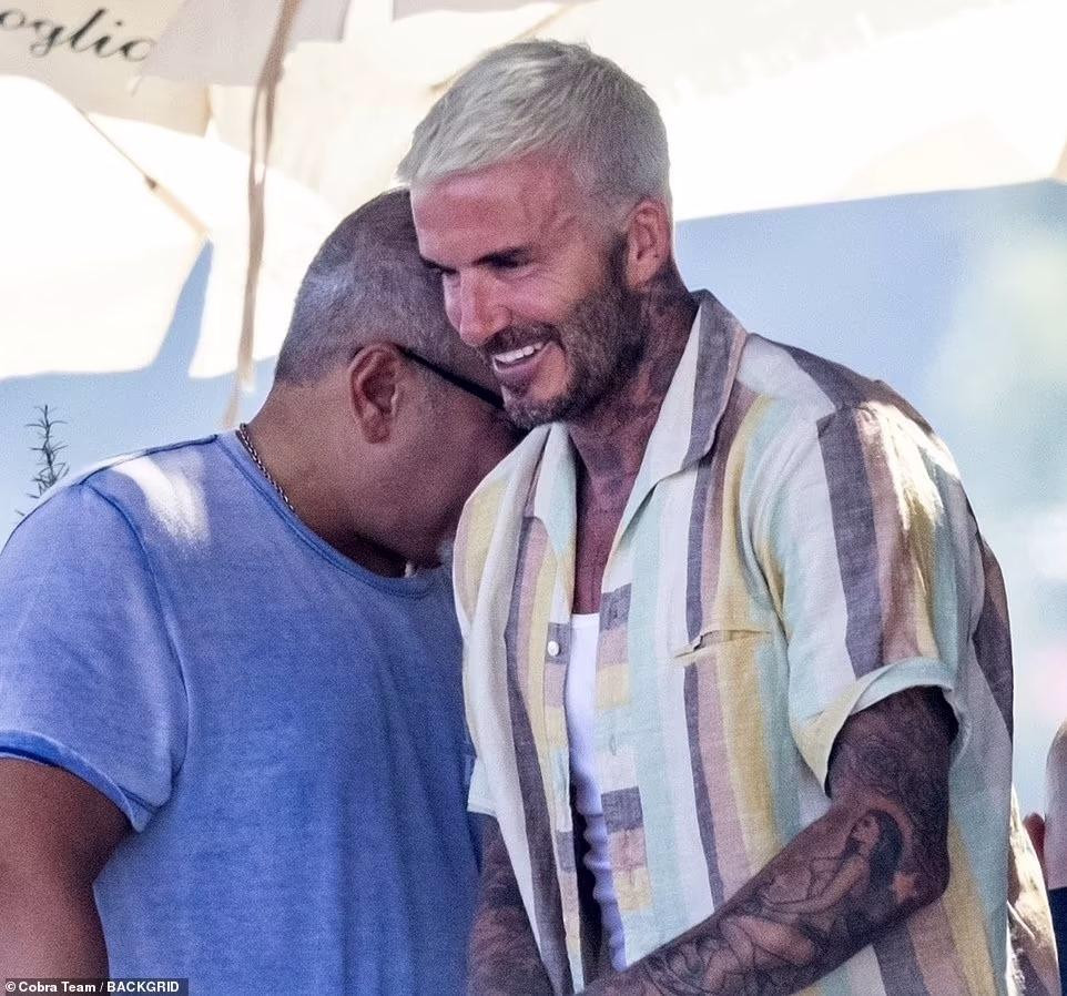 Trong khi đó, Beckham khá lạ mắt với mái tóc nhuộm vàng.