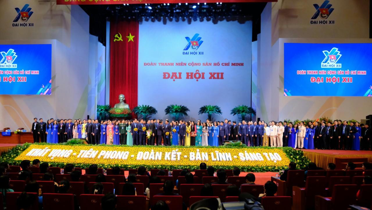 144 ủy viên Ban Chấp hành T.Ư Đoàn khóa XII, nhiệm kỳ 2022 – 2027, ra mắt đại hội. Phó Thủ tướng Chính phủ Vũ Đức Đam chúc mừng Ban Chấp hành.