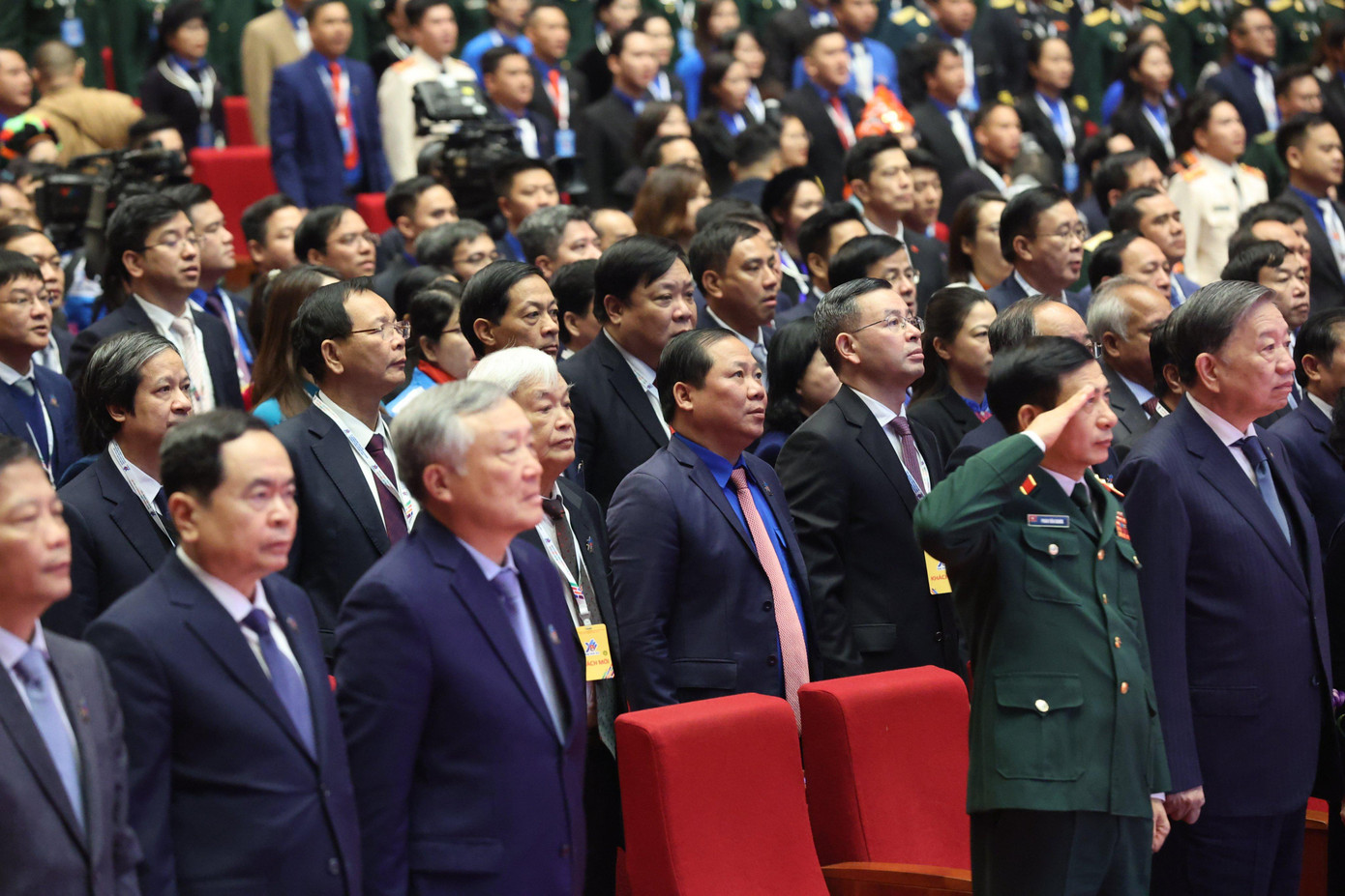 Các đại biểu làm lễ chào cờ