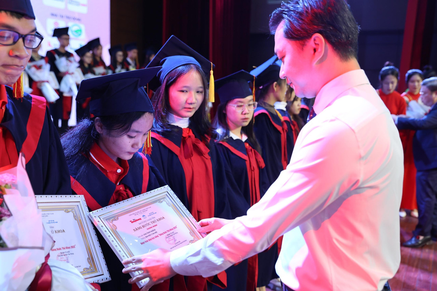 Anh Nguyễn Minh Triết - Bí thư T.Ư Đoàn, Chủ tịch Hội Sinh viên Việt Nam, trao học bổng tặng các sinh viên. Anh Nguyễn Minh Triết - Bí thư T.Ư Đoàn, Chủ tịch Hội Sinh viên Việt Nam, trao học bổng tặng các sinh viên.