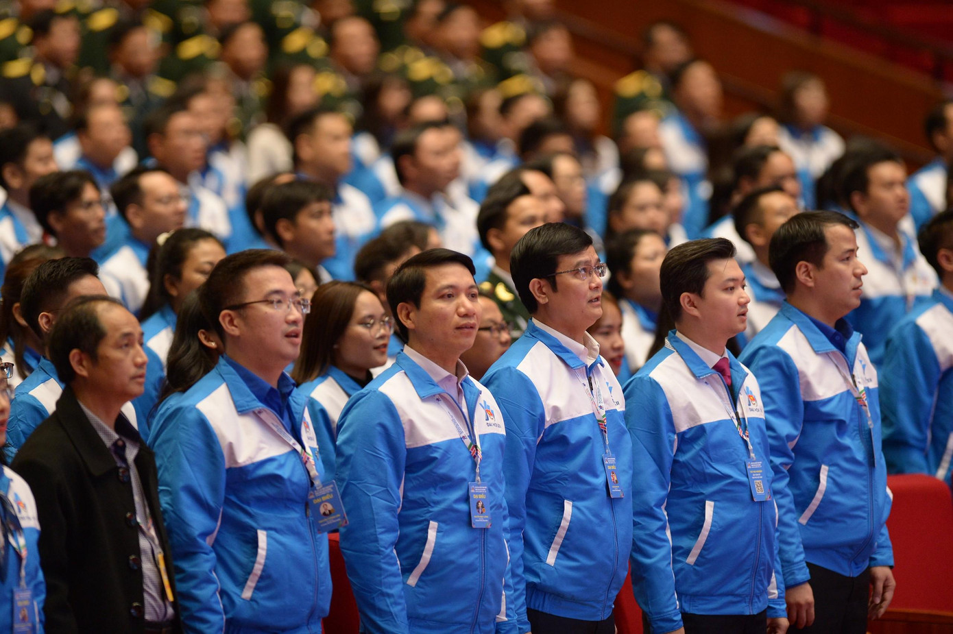 Các đại biểu làm lễ chào cờ Các đại biểu làm lễ chào cờ