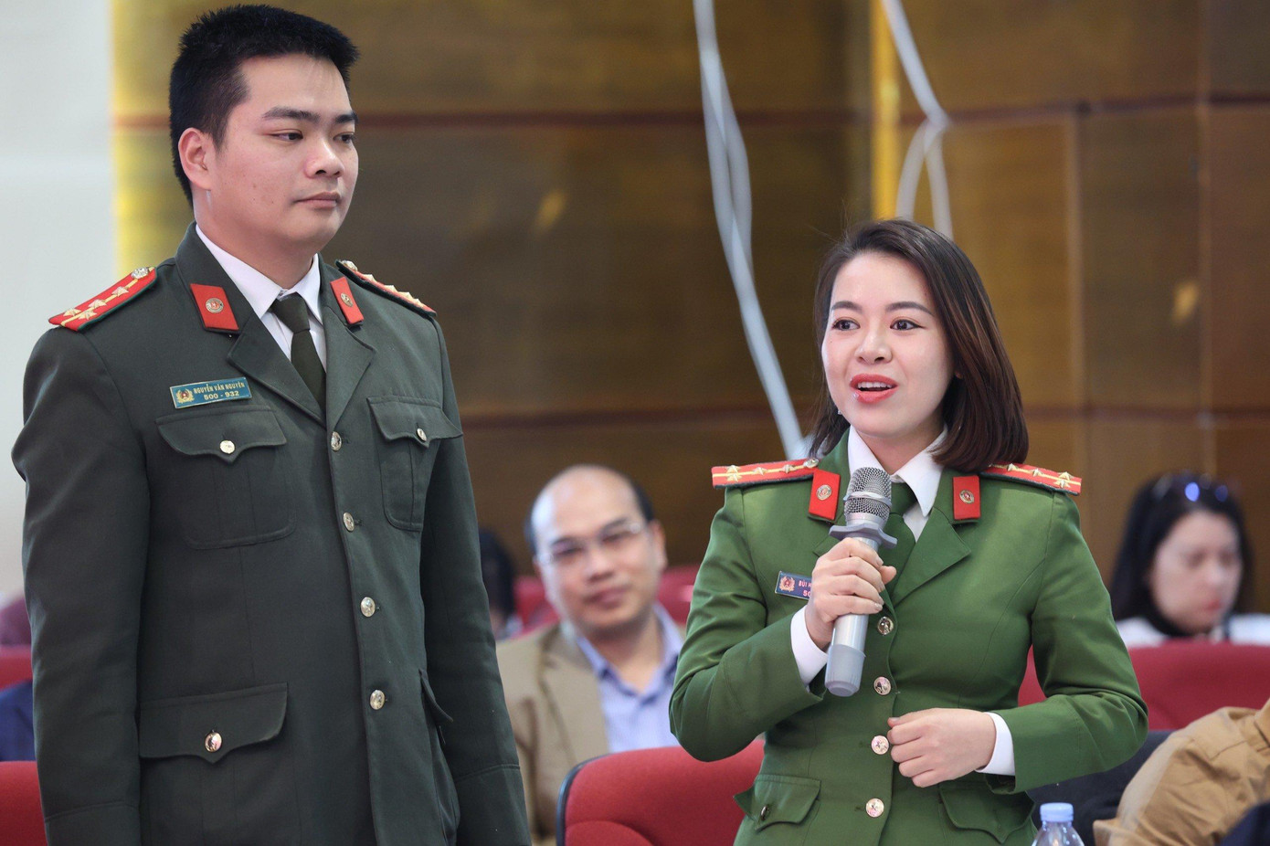 Đại úy Nguyễn Văn Nguyên (Học viện An ninh Nhân dân) và Đại úy Bùi Hoàng Ly Ly (Học viện Cảnh sát Nhân dân) Đại úy Nguyễn Văn Nguyên (Học viện An ninh Nhân dân) và Đại úy Bùi Hoàng Ly Ly (Học viện Cảnh sát Nhân dân)
