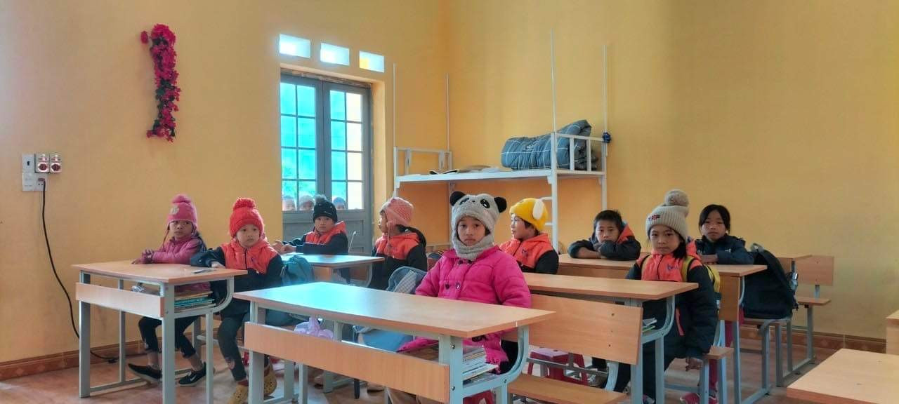 Những đôi chân nhỏ bé sau quãng đường dài gần chục km lổn nhổn sỏi đá đã đến được ngôi trường mới an toàn ấm áp. Những đôi chân nhỏ bé sau quãng đường dài gần chục km lổn nhổn sỏi đá đã đến được ngôi trường mới an toàn ấm áp.