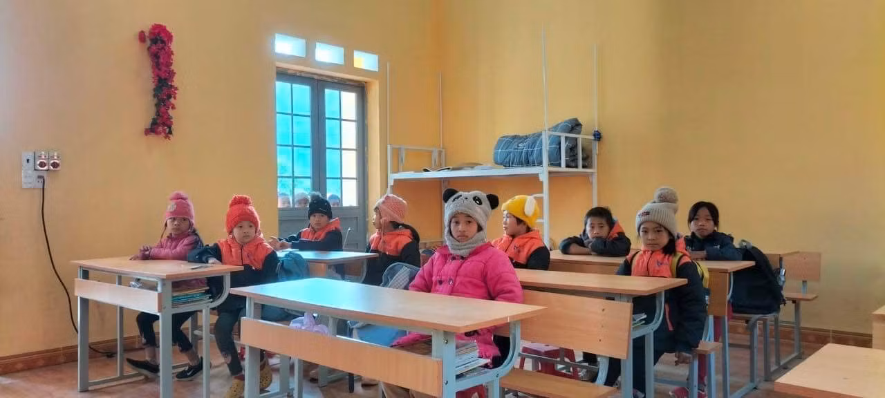 Những đôi chân nhỏ bé sau quãng đường dài gần chục km lổn nhổn sỏi đá đã đến được ngôi trường mới an toàn ấm áp.