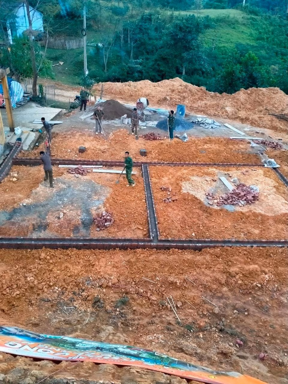 Nhóm thiện nguyện Khơi ấm mùa Đông chung tay chia sẻ những khó khăn với đồng bào vùng sâu hẻo lánh