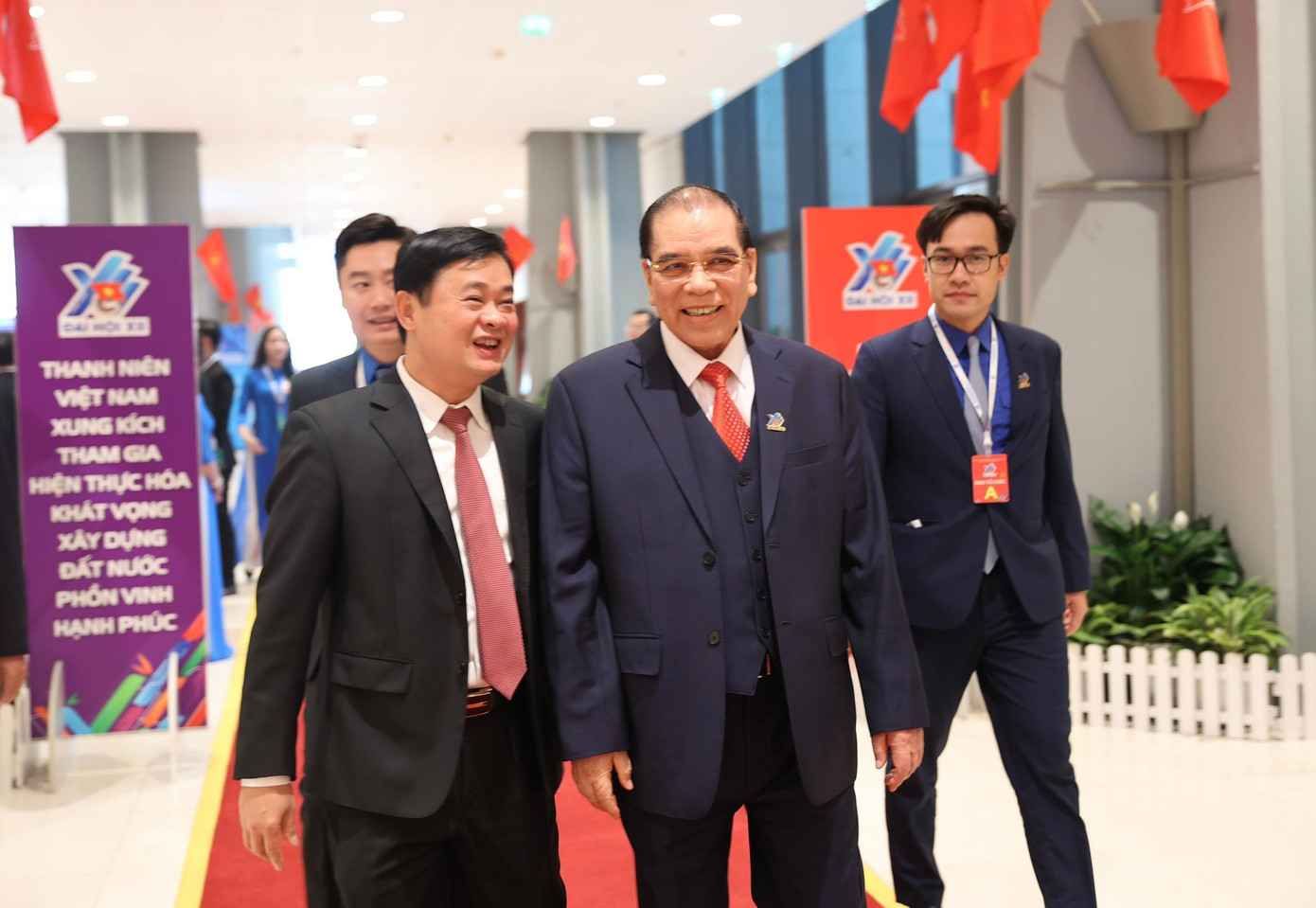 Nguyên Tổng Bí thư Nông Đức Mạnh dự đại hội