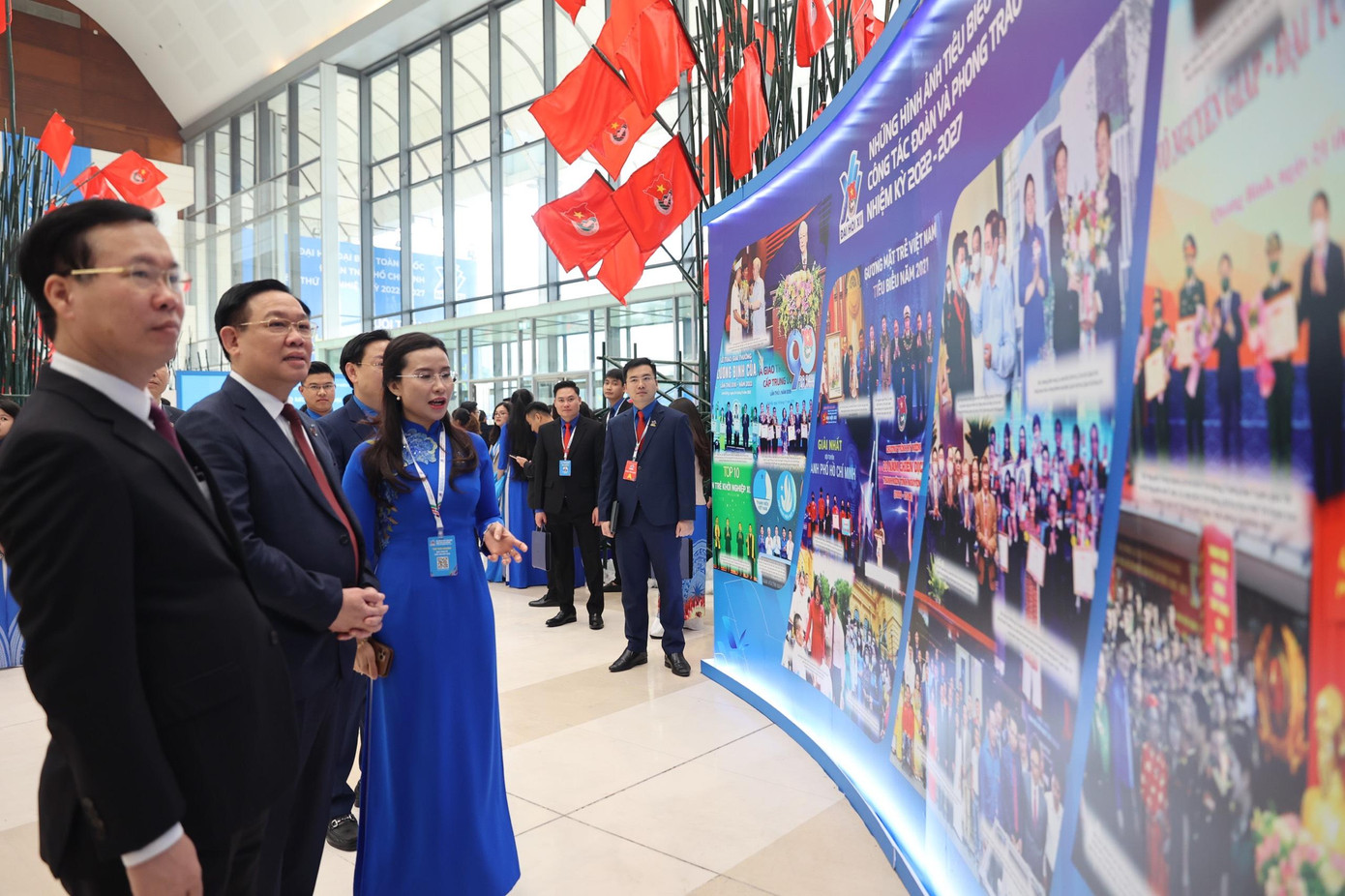 Chủ tịch Quốc hội Vương Đình Huệ, Thường trực Ban Bí thư T.Ư Đảng Võ Văn Thưởng tham quan triển lãm đại hội