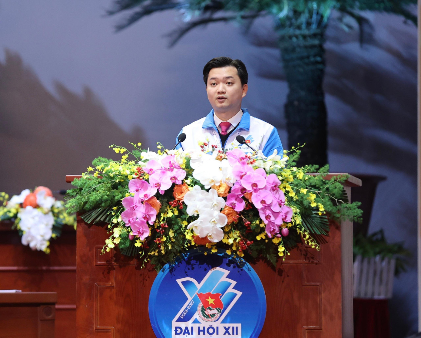 Anh Nguyễn Minh Triết, Bí thư Ban Chấp hành T.Ư Đoàn khóa XI, thay mặt Đoàn Chủ tịch trình bày tờ trình tóm tắt về dự thảo Báo cáo chính trị của Ban Chấp hành Trung ương Đoàn khóa XI trình đại hội Anh Nguyễn Minh Triết, Bí thư Ban Chấp hành T.Ư Đoàn khóa XI, thay mặt Đoàn Chủ tịch trình bày tờ trình tóm tắt về dự thảo Báo cáo chính trị của Ban Chấp hành Trung ương Đoàn khóa XI trình đại hội