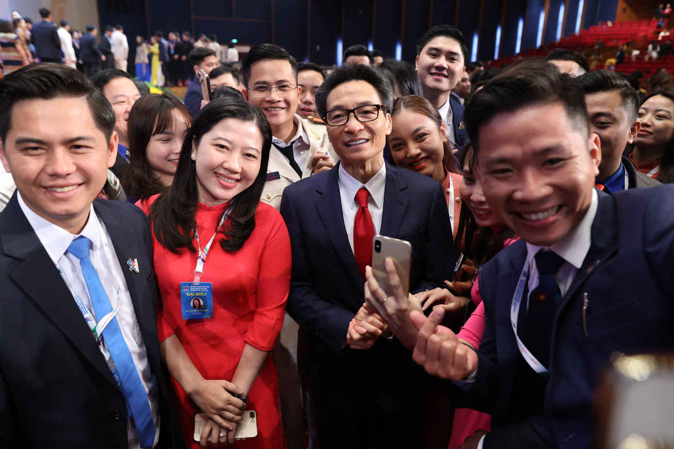 Phó Thủ tướng Vũ Đức Đam trao đổi cùng các đại biểu dự đại hội