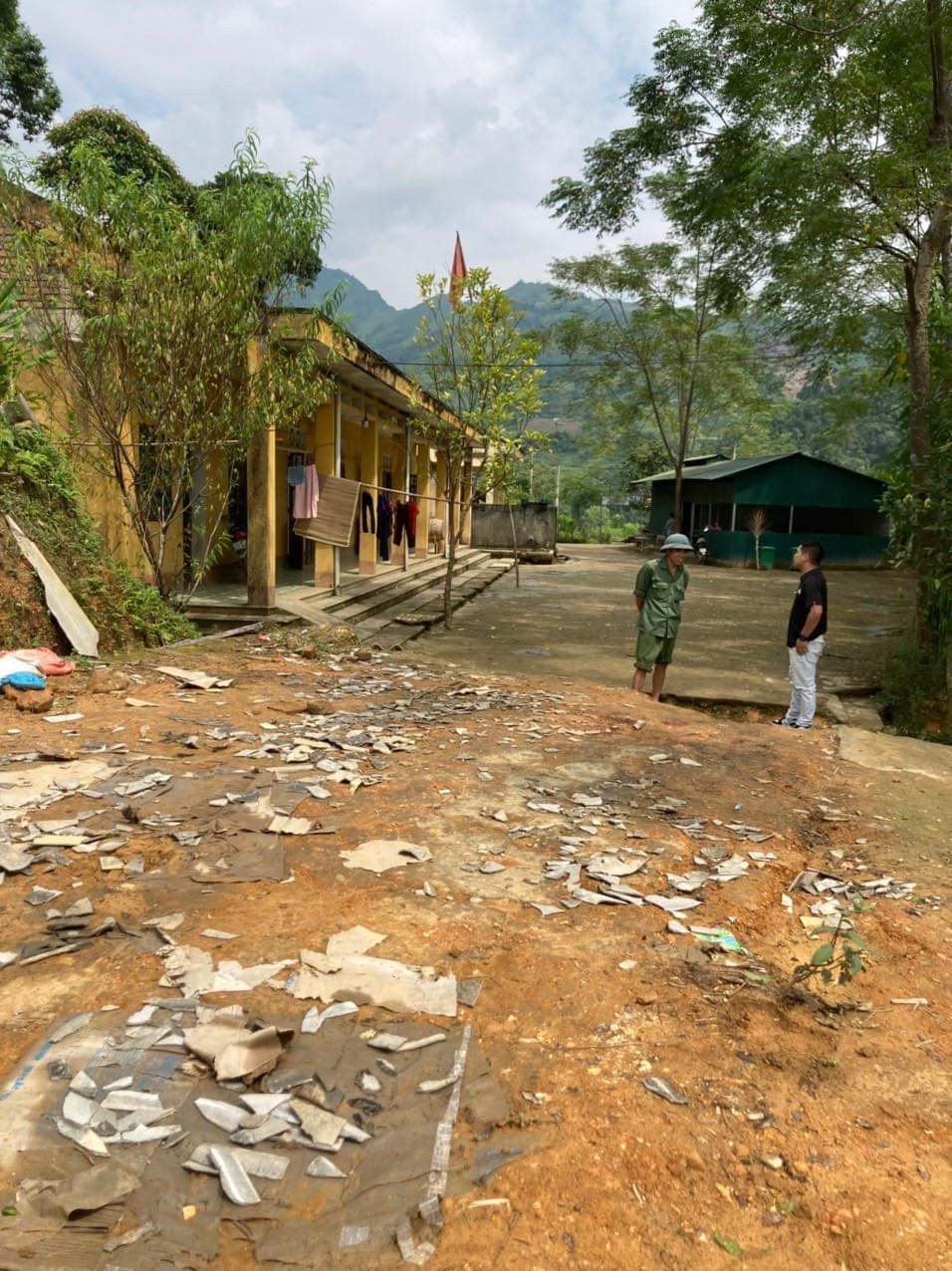 Điểm trường Bản Riềng trước khi được xây dựng lại Điểm trường Bản Riềng trước khi được xây dựng lại