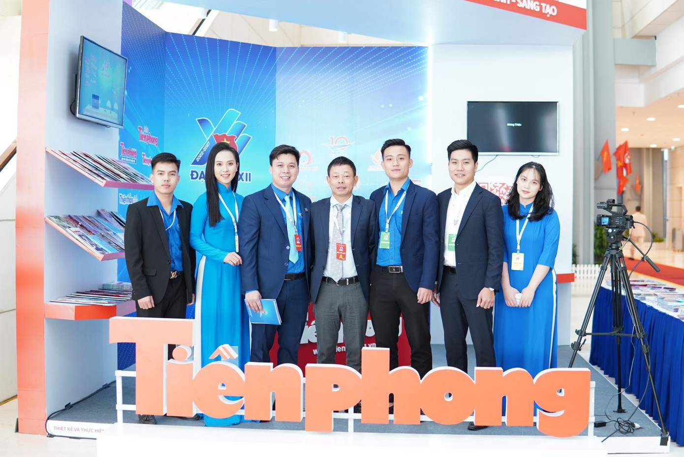 Các đại biểu dự Đại hội đại biểu toàn quốc Đoàn TNCS Hồ Chí Minh lần thứ XII tham quan gian trưng bày các ấn phẩm của báo Tiền Phong