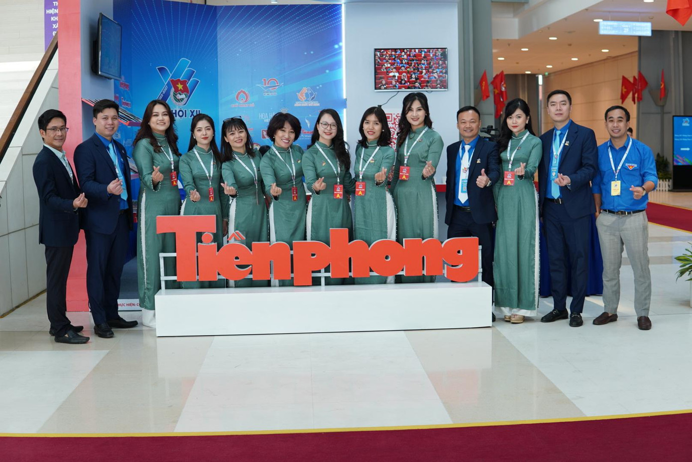 Các đại biểu dự Đại hội đại biểu toàn quốc Đoàn TNCS Hồ Chí Minh lần thứ XII tham quan gian trưng bày các ấn phẩm của báo Tiền Phong