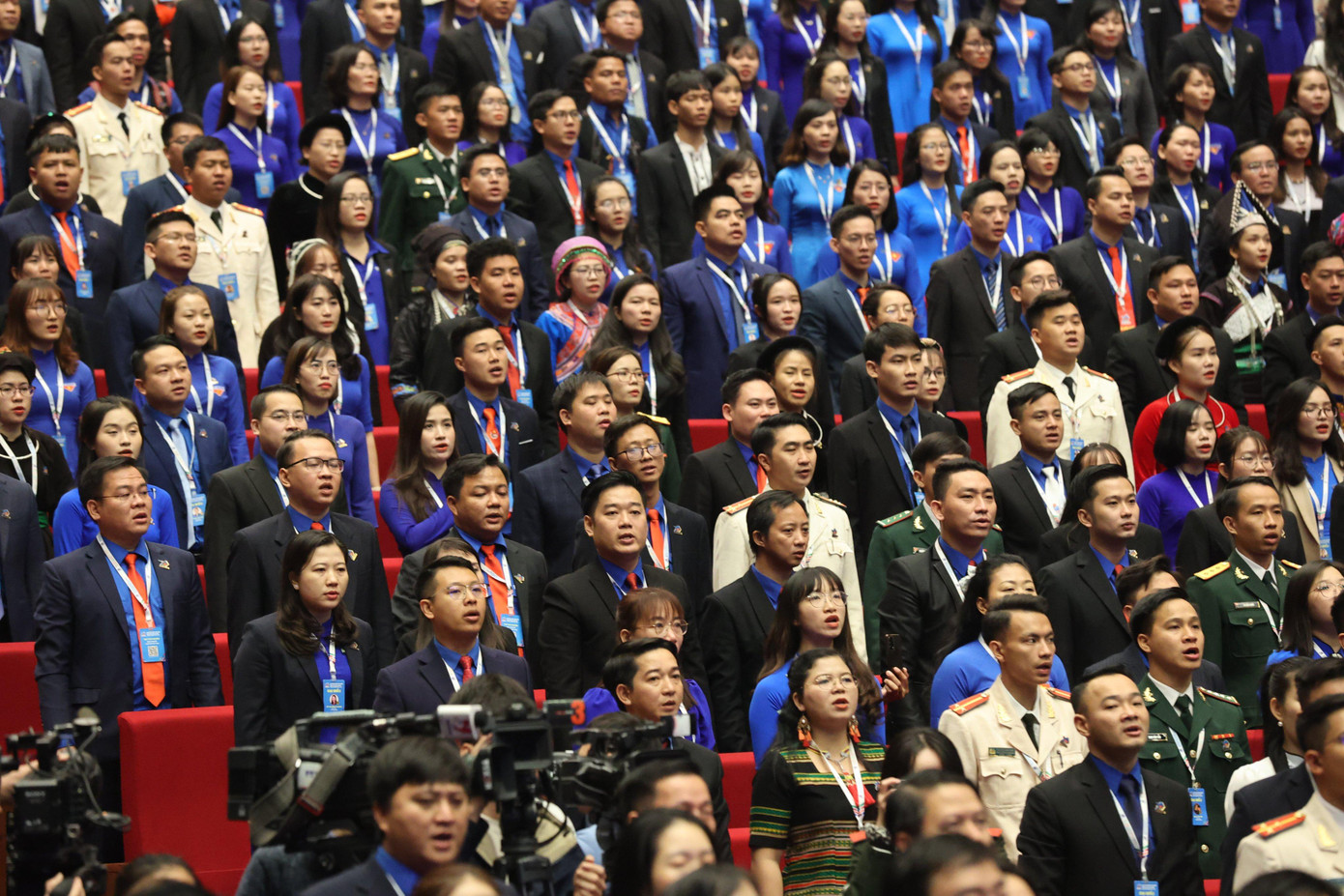 Các đại biểu làm lễ chào cờ