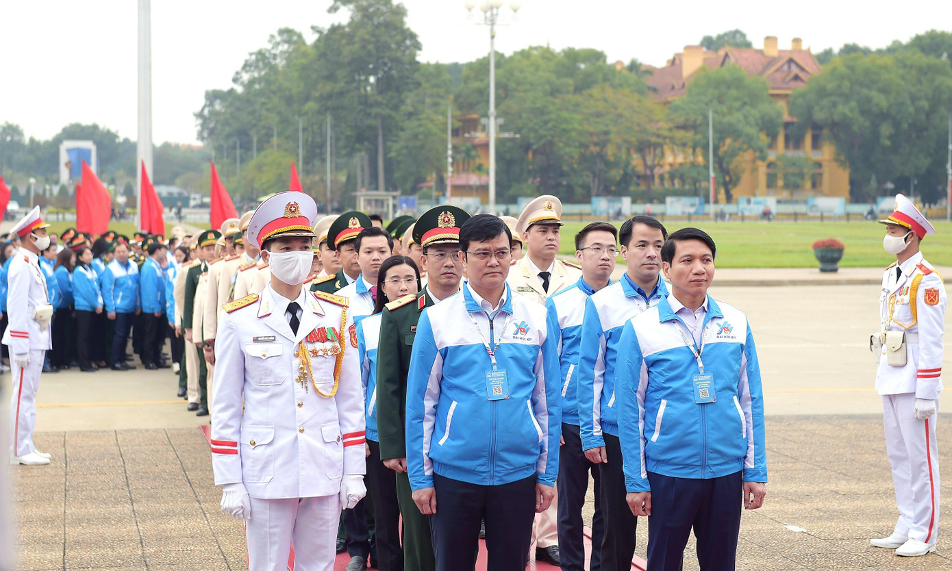 Ủy viên dự khuyết Trung ương Đảng, Bí thư thứ nhất Trung ương Đoàn Bùi Quang Huy cùng các đại biểu làm lễ báo công dâng Bác Ủy viên dự khuyết Trung ương Đảng, Bí thư thứ nhất Trung ương Đoàn Bùi Quang Huy cùng các đại biểu làm lễ báo công dâng Bác