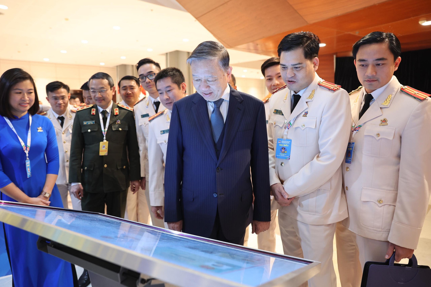 Bộ trưởng Công an Tô Lâm tham quan triển lãm đại hội