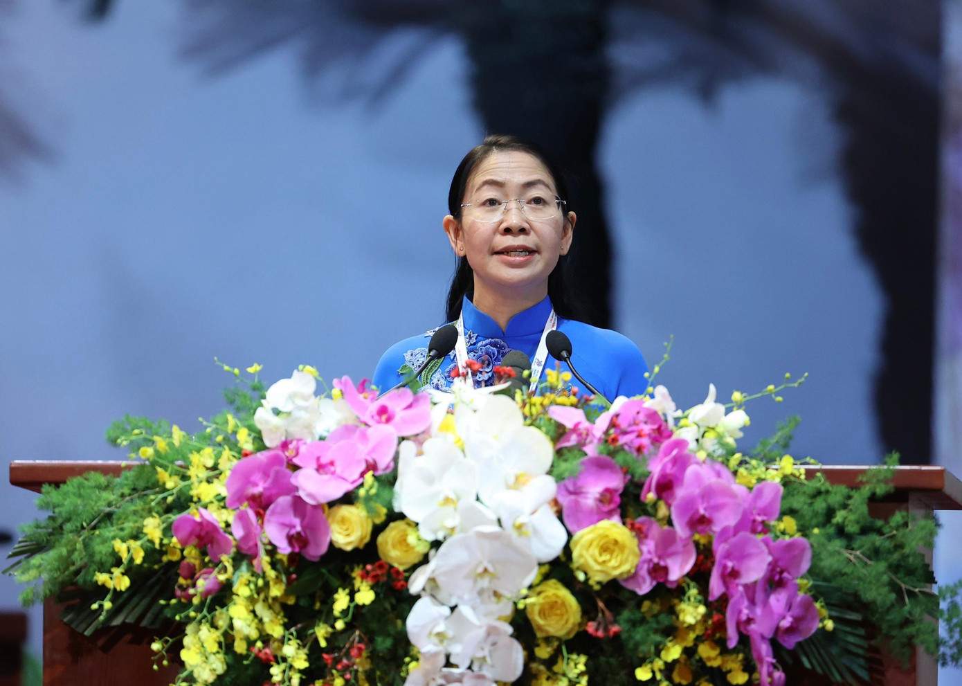 Chị Phan Thị Thanh Phương, Ủy viên Ban Thường vụ Trung ương Đoàn khóa XI, Bí thư Thành đoàn Thành phố Hồ Chí Minh trình bày tham luận với chủ đề về “Bảo vệ nền tảng tư tưởng của Đảng - Nhiệm vụ quan trọng hàng đầu của đoàn viên thanh niên và tổ chức Đoàn các cấp trong tình hình mới”. Trong bài tham luận, chị Phan Thị Thanh Phương khẳng định vai trò của thanh niên Việt Nam – “đội dự bị tin cậy của Đảng” trước nhiệm vụ bảo vệ nền tảng tư tưởng của Đảng, đấu tranh, phản bác các quan điểm sai trái, thù địch. Từ đó, xác định, đây là nhiệm vụ quan trọng hàng đầu và đưa ra quan điểm trong triển khai các giải pháp cụ thể. Từ kinh nghiệm thực tiễn trong quá trình tổ chức các nhóm hoạt động tham gia bảo vệ nền tảng tư tưởng của Đảng, đấu tranh phản bác luận điệu xuyên tạc của các thế lực thù địch, Thành Đoàn TPHCM nhận thấy đây luôn là nhiệm vụ quan trọng trong đoàn viên, thanh niên, trong từng cơ sở Đoàn. Vì vậy, Thành Đoàn TPHCM đề xuất ba nhóm giải pháp thực hiện trong giai đoạn mới: Tiếp tục thực hiện hiệu quả Nghị quyết 35 của Đảng trong công tác bảo vệ nền tảng tư tưởng của Đảng, đấu tranh, phản bác các quan điểm sai trái, thù địch; Coi trọng công tác giáo dục lý tưởng cách mạng thông qua đợt sinh hoạt chính trị gắn với các dịp kỷ niệm quan trọng của đất nước; Chăm lo củng cố xây dựng tổ chức Đoàn thực sự vững mạnh về tư tưởng chính trị, tổ chức và hành động, xứng đáng là đội dự bị tin cậy của Đảng.