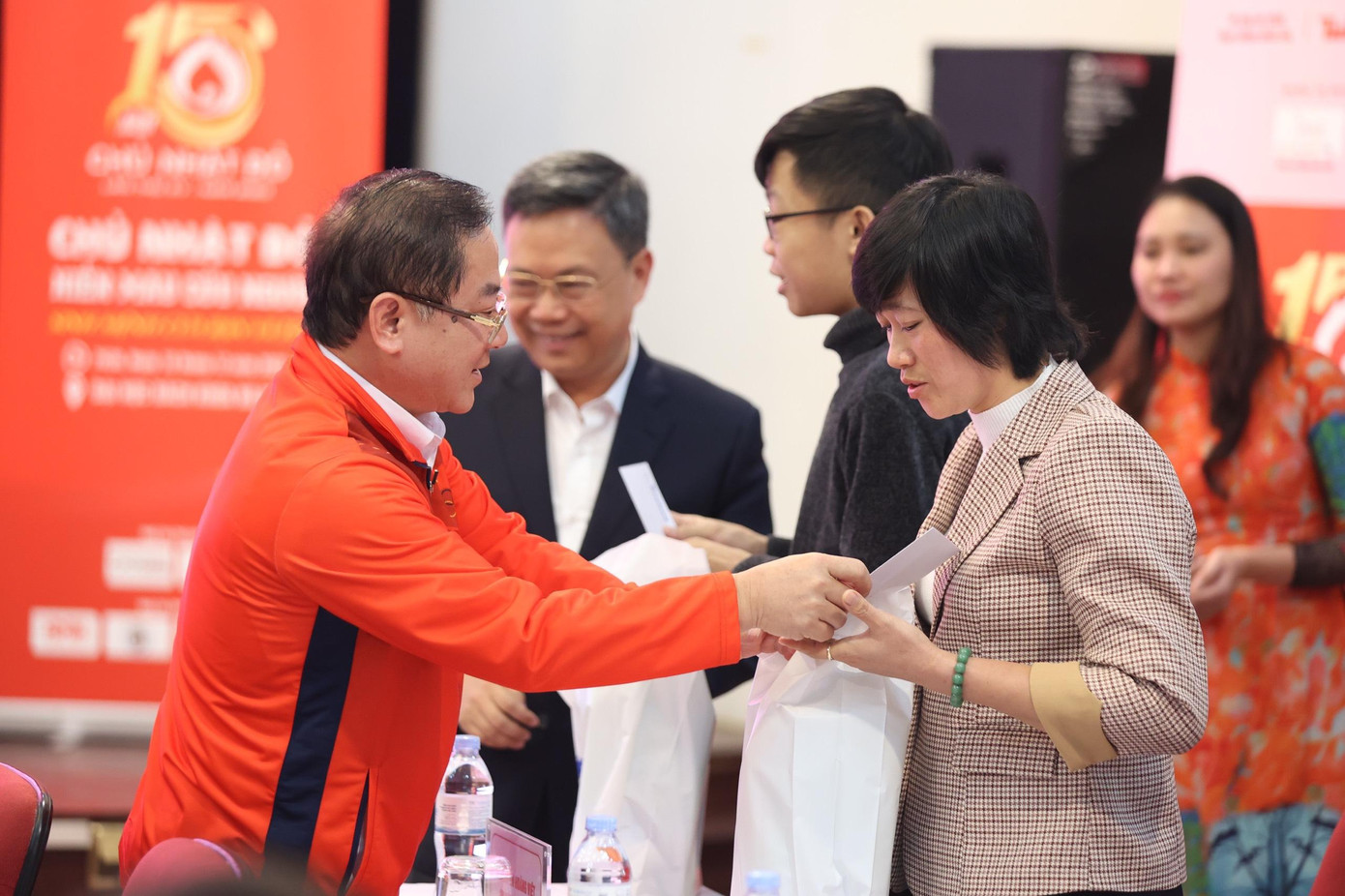 Nhà báo Lê Xuân Sơn - Tổng Biên tập báo Tiền Phong, Trưởng ban tổ chức Chủ nhật Đỏ lần thứ XV - năm 2023 (bìa trái), tặng quà hai bệnh nhân Nguyễn Hoàng Việt và Nguyễn Thị Thu Trang. Nhà báo Lê Xuân Sơn - Tổng Biên tập báo Tiền Phong, Trưởng ban tổ chức Chủ nhật Đỏ lần thứ XV - năm 2023 (bìa trái), tặng quà hai bệnh nhân Nguyễn Hoàng Việt và Nguyễn Thị Thu Trang.