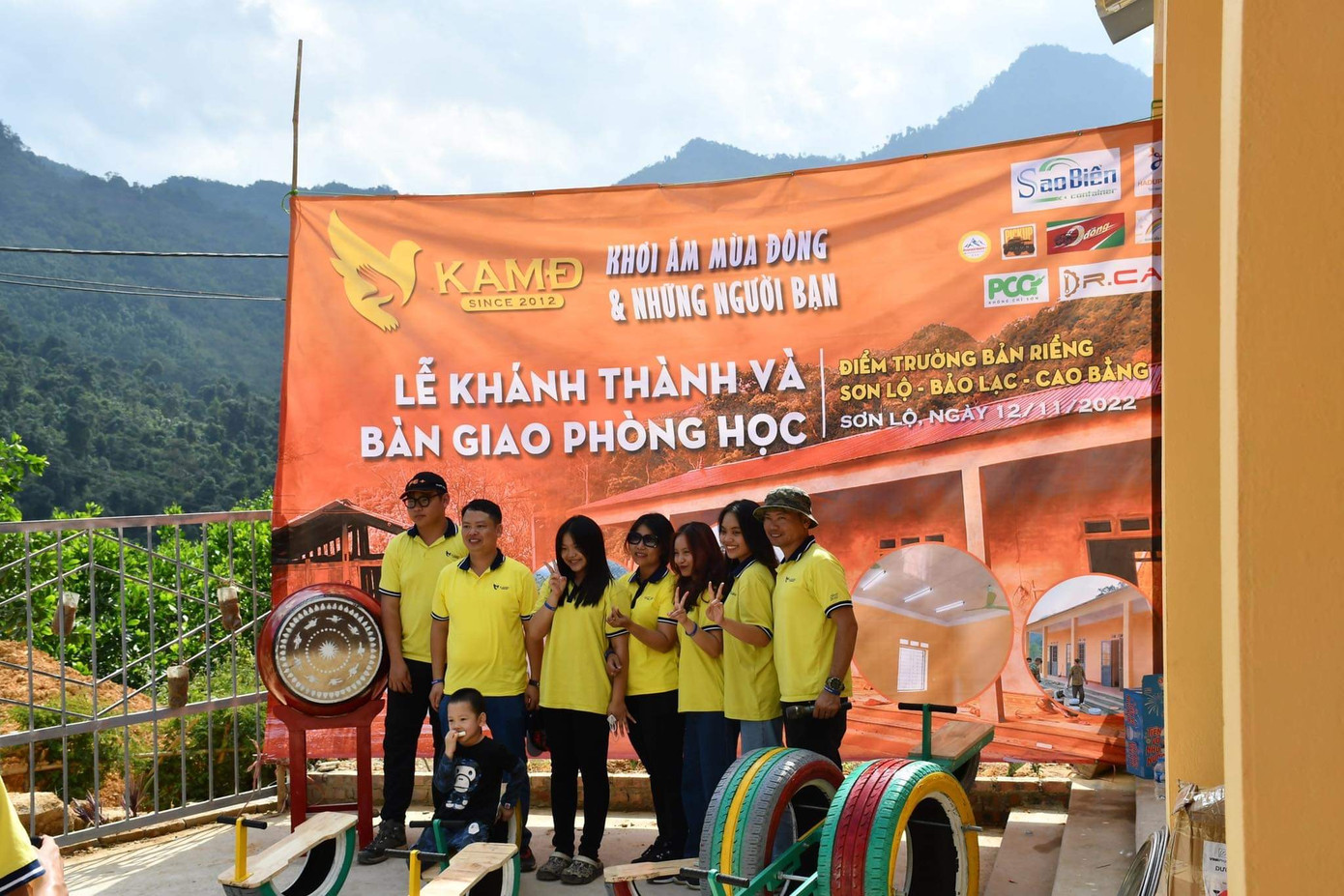 Khơi ấm mùa Đông và những người bạn đồng hành cùng học sinh vùng cao Khơi ấm mùa Đông và những người bạn đồng hành cùng học sinh vùng cao