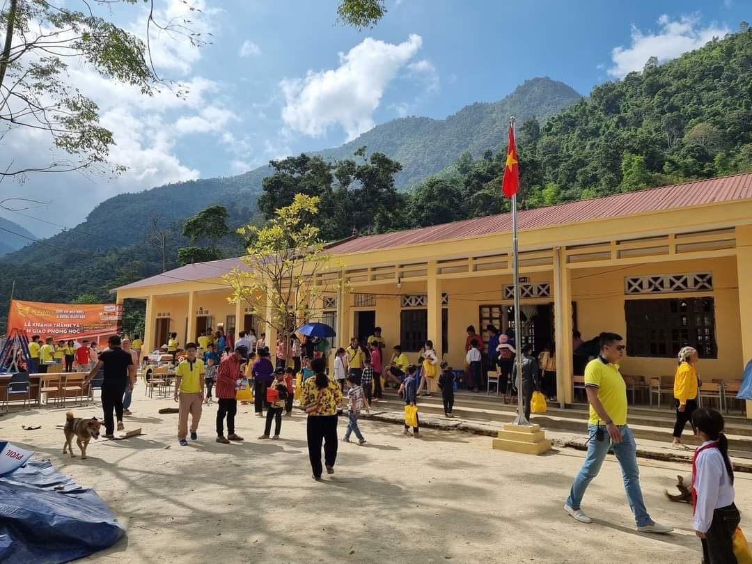 Hai lớp học mới rộng rãi đã hoàn thiện lắp đặt toàn bộ bàn ghế, bảng viết Hai lớp học mới rộng rãi đã hoàn thiện lắp đặt toàn bộ bàn ghế, bảng viết