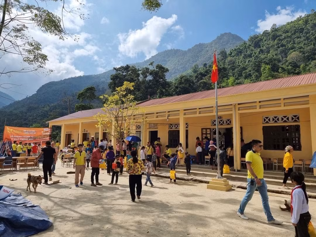 Hai lớp học mới rộng rãi đã hoàn thiện lắp đặt toàn bộ bàn ghế, bảng viết