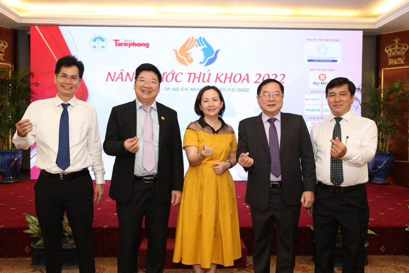 Ban tổ chức và các đơn vị tài trợ, đồng hành chương trình “Nâng bước Thủ khoa” chụp ảnh lưu niệm trước thềm buổi lễ trao học bổng Ban tổ chức và các đơn vị tài trợ, đồng hành chương trình “Nâng bước Thủ khoa” chụp ảnh lưu niệm trước thềm buổi lễ trao học bổng